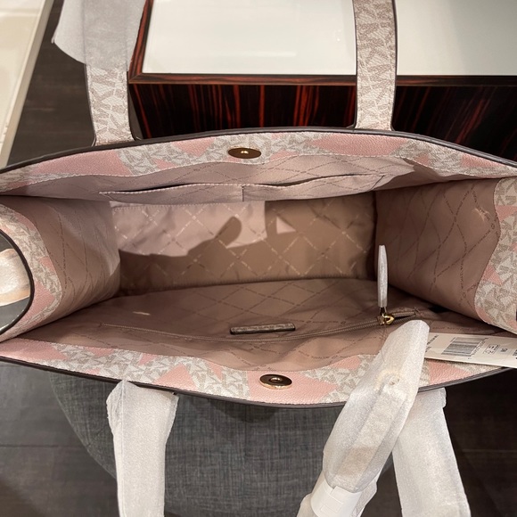 Michael Kors Kenly Large NS Tote - Picture 7 of 10